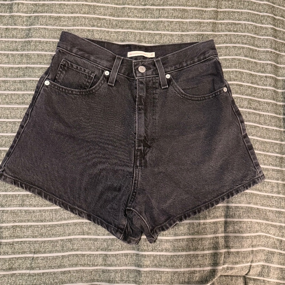 Levi’s High Wasted Mom Short W27